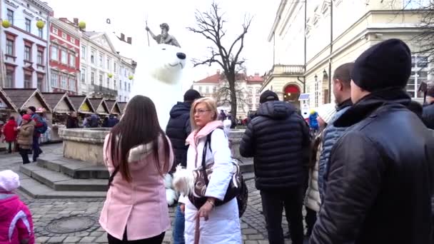 Lviv Ukraine December 2019 Street Artist Clothes Huge Polar Bear — Αρχείο Βίντεο