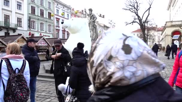 Lviv Ukraine December 2019 Street Artist Clothes Huge Polar Bear — 图库视频影像