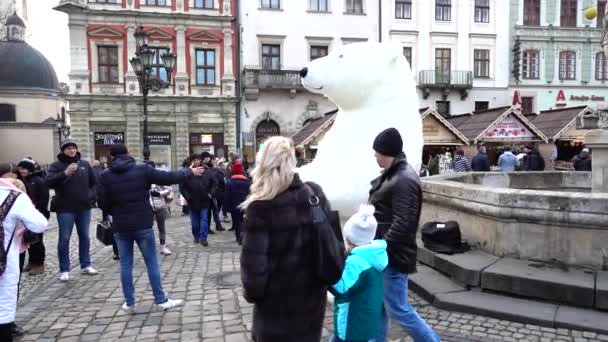 Lviv Ukraine December 2019 Street Artist Clothes Huge Polar Bear — Stockvideo