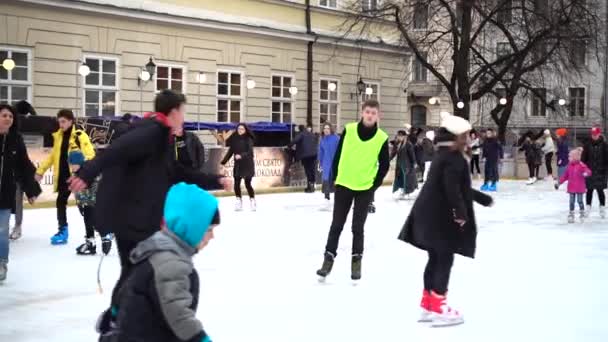 Lviv Ucrânia Dezembro 2019 Desconhecido Patina Praça Cidade — Vídeo de Stock