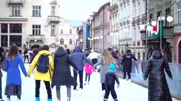 Lviv Ucrania Diciembre 2019 Personas Desconocidas Patinan Plaza Ciudad — Vídeos de Stock