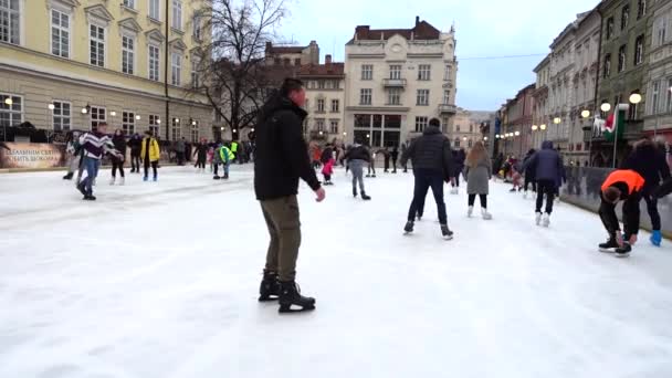 Lviv Ucrania Diciembre 2019 Personas Desconocidas Patinan Plaza Ciudad — Vídeos de Stock