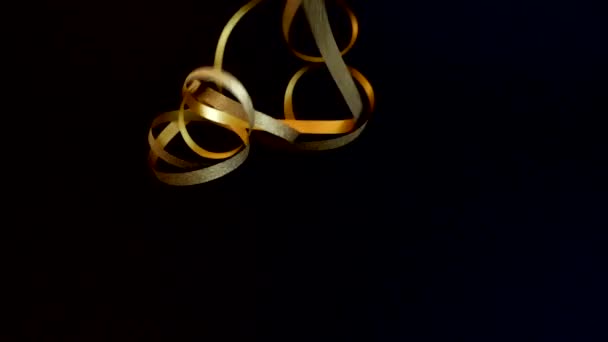 La chute de la serpentine sur fond noir. Mouvement lent .