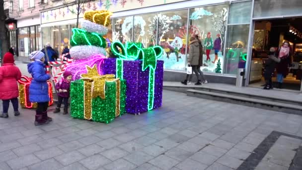 ウクライナのリヴィウ 12月15 2019 街の通りの新年の装飾 — ストック動画