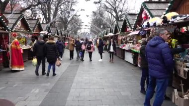 Lviv, Ukrayna - 21 Aralık 2019: Şehir meydanında Noel pazarı.