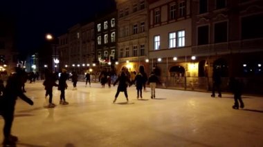 İnsanlar paten sahasında kayar..