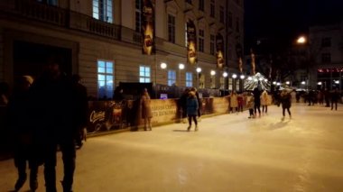 Lviv, Ukrayna - 25 Aralık 2019: İnsanlar buz pateni pistinde kayıyor.
