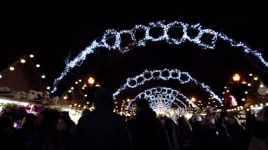 Lviv, Ukrayna - 21 Aralık 2019: Noel pazarında bilinmeyen kişiler.
