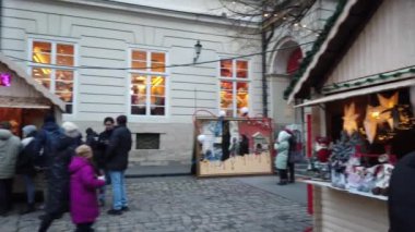 Lviv, Ukrayna - 21 Aralık 2019: Noel pazarında bilinmeyen kişiler.