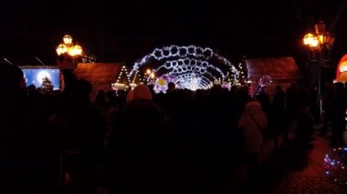 Lviv, Ukrayna - 21 Aralık 2019: Noel pazarında bilinmeyen kişiler.