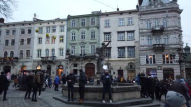 Lviv, Ukrayna - 21 Aralık 2019: Noel pazarında bilinmeyen kişiler.