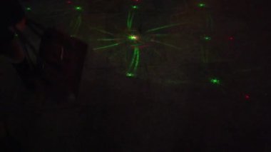 Gece sokağında lazer ışınları.