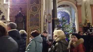 Lviv, Ukrayna - 25 Aralık 2019: Katolik Katedrali 'nde insanlar Noel' i kutluyor.