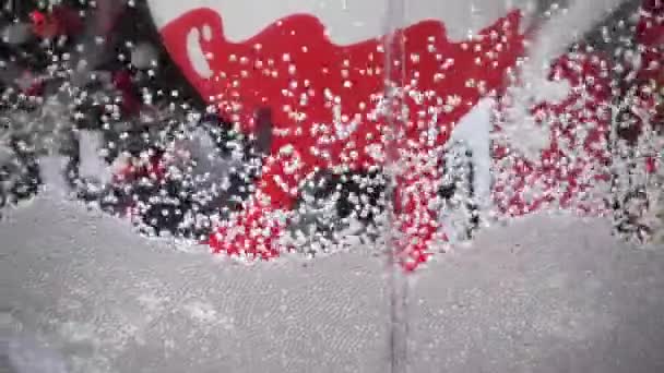 Kerstcadeautjes Boom Sneeuwachtergrond Langzame Beweging — Stockvideo
