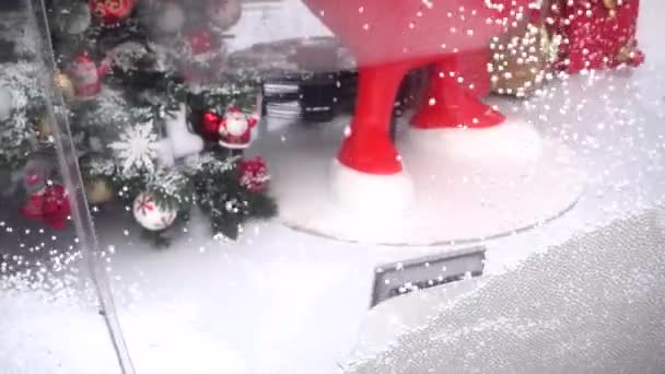 雪の背景にクリスマスプレゼントや木 スローモーション — ストック動画