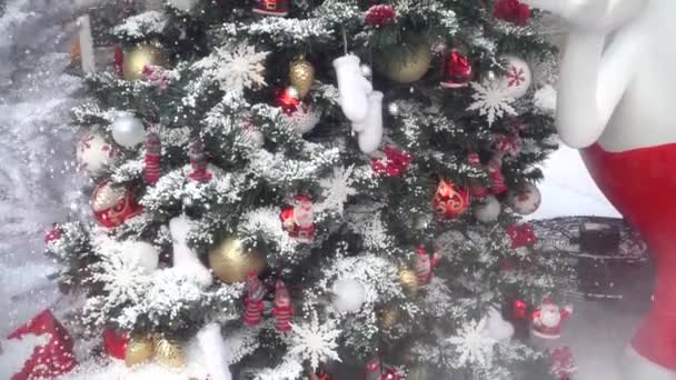 Χριστουγεννιάτικα Δώρα Και Δέντρο Φόντο Χιονιού Αργή Κίνηση — Αρχείο Βίντεο