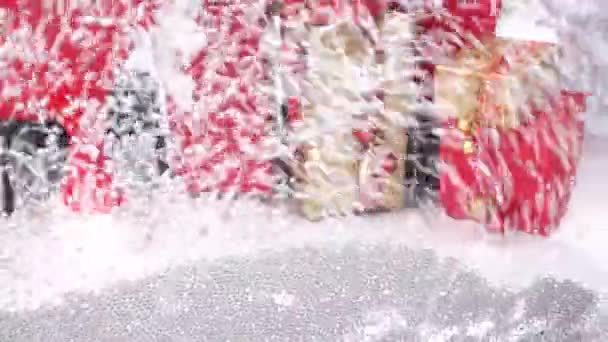 Weihnachtsgeschenke Und Baum Auf Schnee Hintergrund — Stockvideo