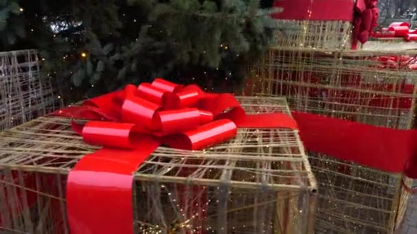 Ağacın Arka Planına Karşı Noel Kutuları Noel Kompozisyonu — Stok video