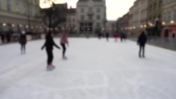 人们在溜冰场上滑冰 注意力不集中 — 图库视频影像