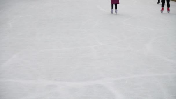 Folk Åker Skridskor Rinken — Stockvideo