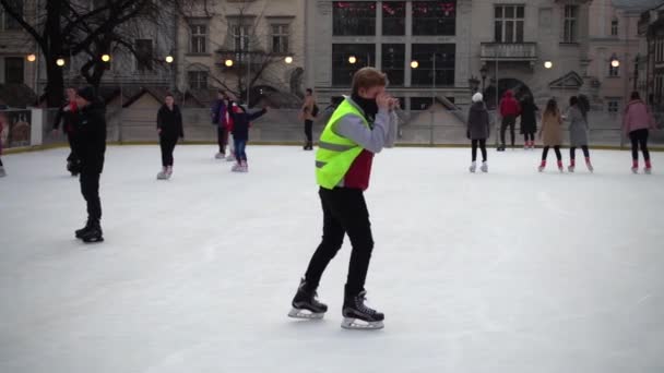 Lviv Ukraine Décembre 2019 Des Inconnus Patinent Sur Place Ville — Video