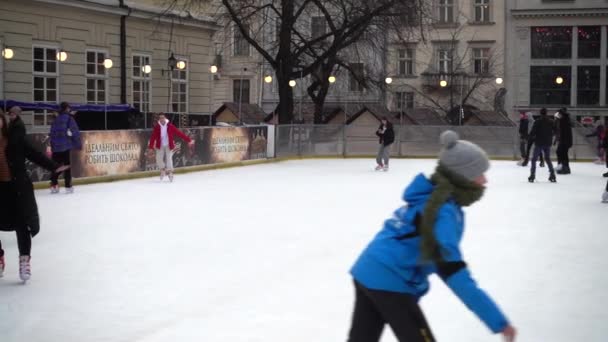 Lviv Ucrania Diciembre 2019 Personas Desconocidas Patinan Plaza Ciudad Movimiento — Vídeos de Stock