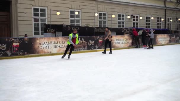 利沃夫 Lviv Ukraine 2019年12月21日 不明身份的人在城市广场滑板 慢动作 — 图库视频影像