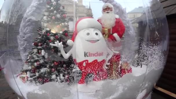 Liv ウクライナ 2019年12月21日 クリスマスは市の広場で優しい驚きから提示します クリスマスツリー 雪と贈り物とクリスマスボール スローモーション — ストック動画