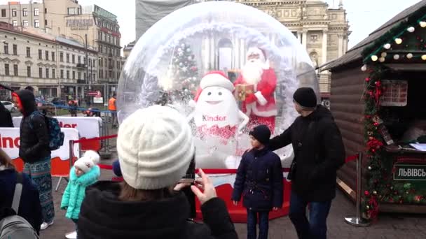 Lviv Ukraine Dezember 2019 Weihnachtsgeschenke Aus Freundlicher Überraschung Auf Dem — Stockvideo