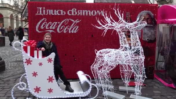 Lviv Ucraina Dicembre 2019 Persone Sconosciute Vengono Fotografate Con Cervi — Video Stock