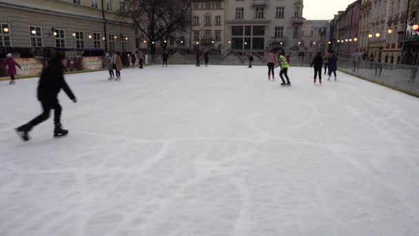 Львов Украина Декабря 2019 Года Неизвестные Катаются Коньках Площади Города — стоковое видео