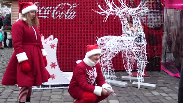 Lviv Ukrayna Aralık 2019 Bilinmeyen Kişiler Coca Cola Noel Reklamının — Stok video