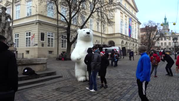 Lviv Ucraina Dicembre 2019 Artista Strada Travestito Enorme Orso Polare — Video Stock
