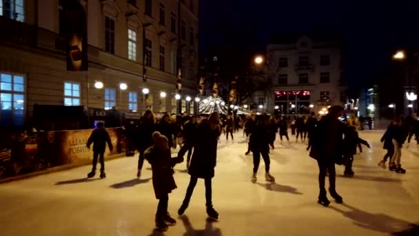 Lviv Ucraina Dicembre 2019 Persone Pattinano Una Pista Pattinaggio — Video Stock