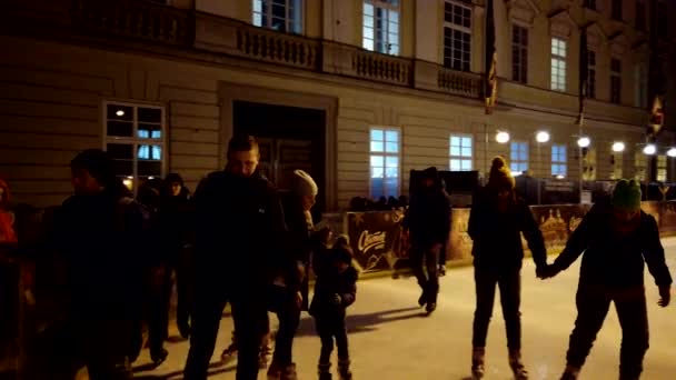 Lviv Ukraine Décembre 2019 Les Gens Patinent Sur Une Patinoire — Video