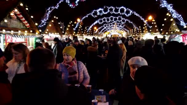 Lviv Ukrayna Aralık 2019 Noel Pazarında Bilinmeyen Kişiler — Stok video