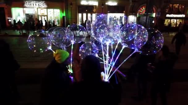 Lviv Ουκρανία Δεκέμβριος 2019 Led Διαφανές Μπαλόνι Πολύχρωμα Φωτεινή Γιρλάντα — Αρχείο Βίντεο