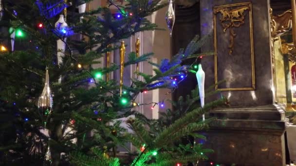 2019年12月25日 乌克兰利沃夫 人们在天主教大教堂庆祝圣诞节 — 图库视频影像