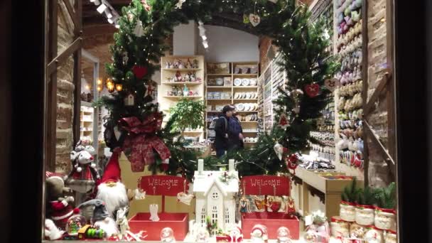 Lviv Ukraina December 2019 Besökare Presentbutiken — Stockvideo