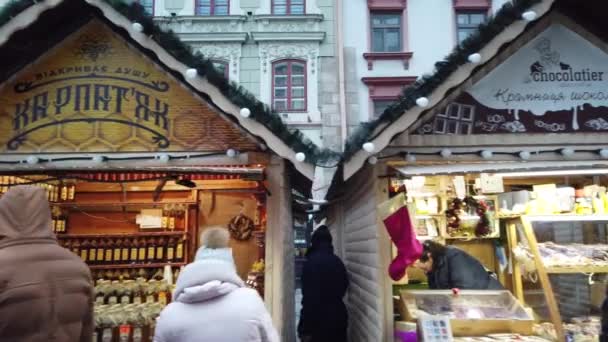 Lviv Ουκρανία Δεκεμβρίου 2019 Άγνωστοι Άνθρωποι Στην Χριστουγεννιάτικη Αγορά — Αρχείο Βίντεο