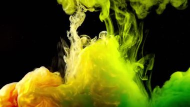 Soyut formlar. Siyah arka planda çekim yapmak. Boyaların karıştırılması.