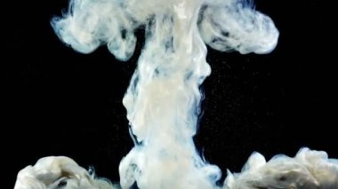 Soyut formlar. Siyah arka planda çekim yapmak. Boyaların karıştırılması.