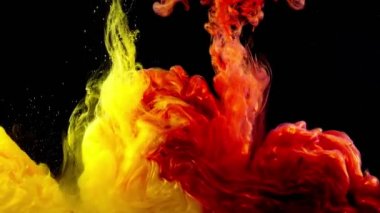 Soyut formlar. Siyah arka planda çekim yapmak. Boyaların karıştırılması.