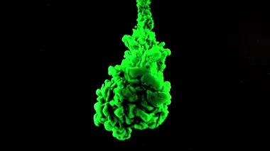 Soyut formlar. Siyah arka planda çekim yapmak. Boyaların karıştırılması.