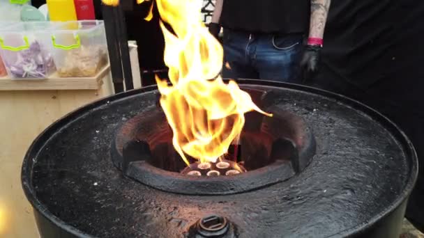 小沃在街上做饭用的煤气炉 — 图库视频影像