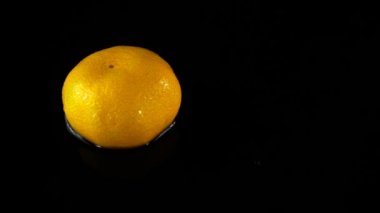 Mandalina düşüyor. Yavaş çekim.