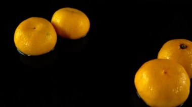 Mandalina düşüyor. Yavaş çekim.