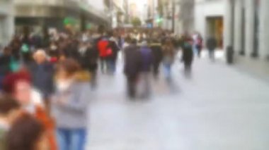 Calle del Carmen Caddesi 'ndeki insanlar. Madrid, İspanya. Odaklanamıyorum. Zaman aşımı. Calle del Carmen Caddesi, Puerta del Sol Meydanı yakınlarında. Zaman ayarlı. Madrid, İspanya.