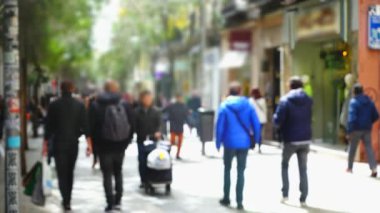 Fuencarral caddesi boyunca insan hareketleri. Madrid, İspanya. Odaklanamıyorum. Yavaş çekim.