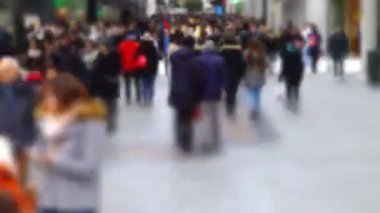 Calle del Carmen Caddesi 'ndeki insanlar. Madrid, İspanya. Odaklanamıyorum. Zaman aşımı. Calle del Carmen Caddesi, Puerta del Sol Meydanı yakınlarında. Zaman ayarlı. Madrid, İspanya.